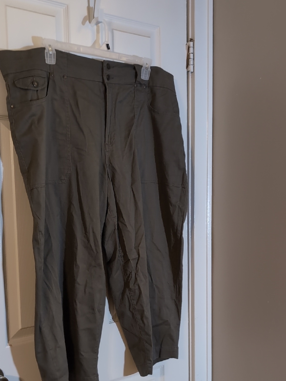 Women's  Classic Cropped Pants - Olive Green